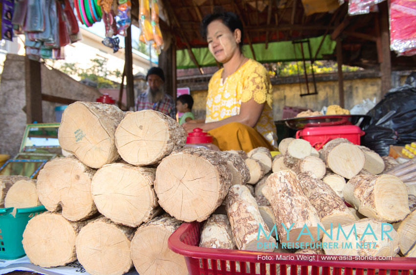 Thanaka-Verkaufsstand mit verschiedenen Sorten, Größen und Qualitäten.