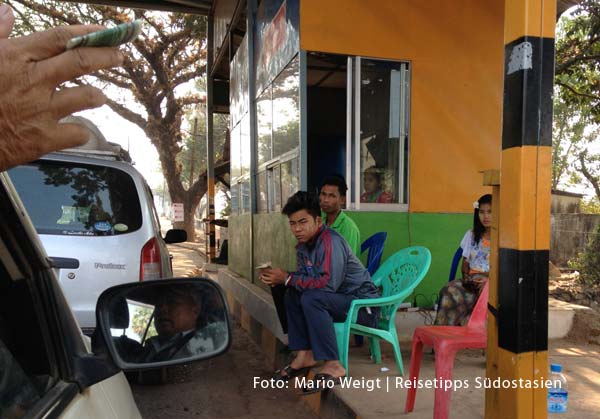 Checkpoint der Armee zwischen der Grenze Mae Sot / Myawaddy und Hpa-an. Hier muss eine Staßengebühr bezahlrt werden. 