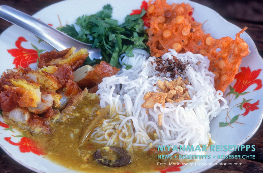 Myanmar: Nationalgericht Mohinga mit Nudel, Fisch, Koriander, Erdnüssen, und Cracker