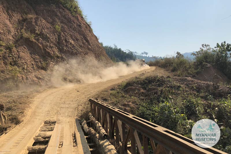 Ausreise auf dem Landweg von Myanmar nach Thailand. Staubige Straße zwischen Dawei und der Grenze Htee Khee / Phu Nam Ron