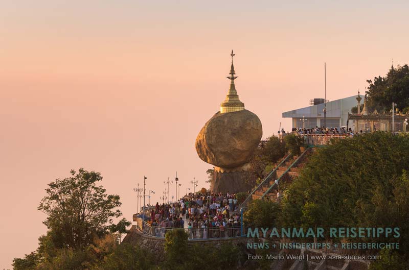 Nach dem Sonnenuntergang füllt sich die geflieste Terrasse unter dem Goldenen Felsen Kyaikhtiyo mit einheimischen Pilgern.