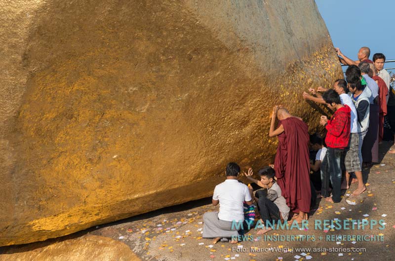 Betender Mönch: Nur Männern ist es erlaubt Blattgold an den Goldenen Felsen Kyaikhtiyo kleben.