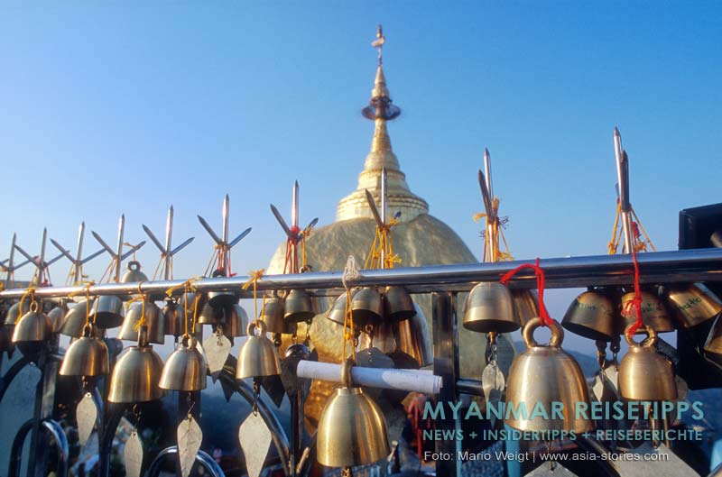 Myanmar Reisetipps | Goldener Felsen Kyaikhtiyo | Glöckchen mit Wünschen, die hoffentlich in Erfüllung gehen.