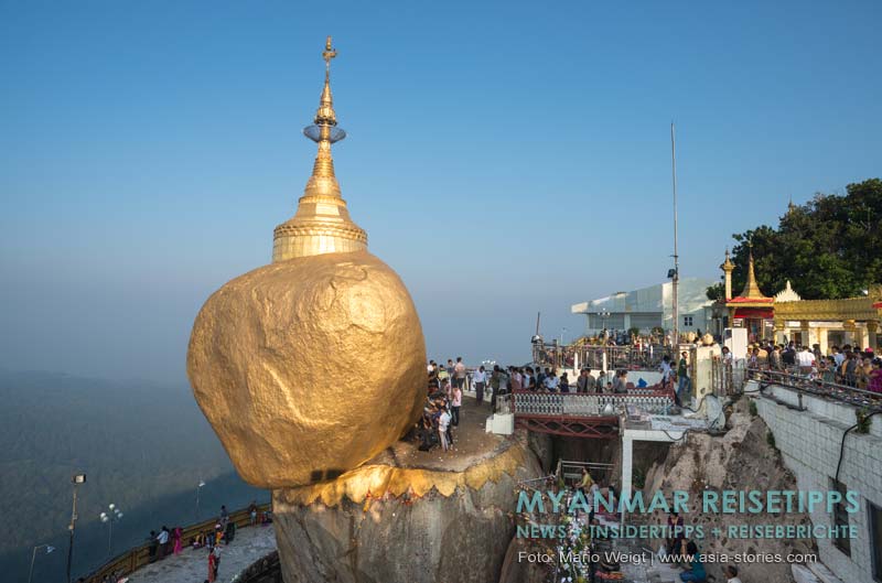 Reisetipps für den Goldenen Felsen Kyaikhtiyo im Süden von Myanmar. Am Morgen kommen viele Pilger um Blattgold am goldenen Felsen zu spenden. Den Goldenen Felsen dürfen nur Männer berühren.