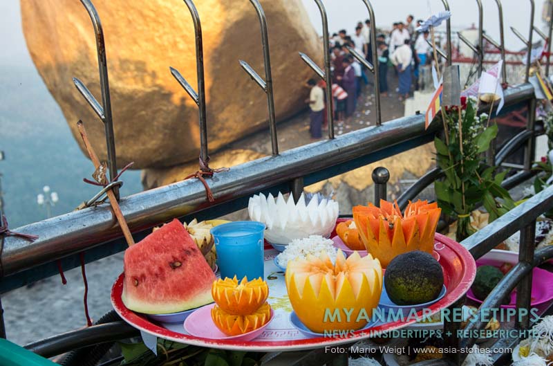 Opfergaben für Buddha am Goldenen Felsen Kyaikhtiyo