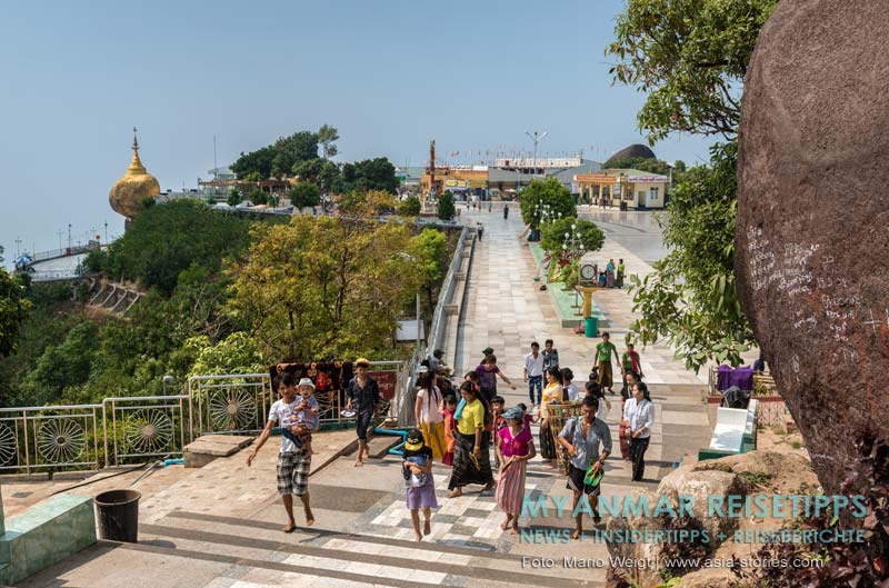 Plattform vor dem Goldenen Felsen Kyaikhtiyo