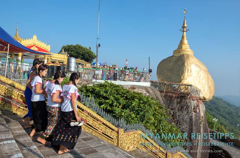 Frauen am Goldenen Felsen Kyaikhtiyo: In der Mittagshitze sind die Fliesen sehr heiß. Da hilft nur schnelles Bewegen.