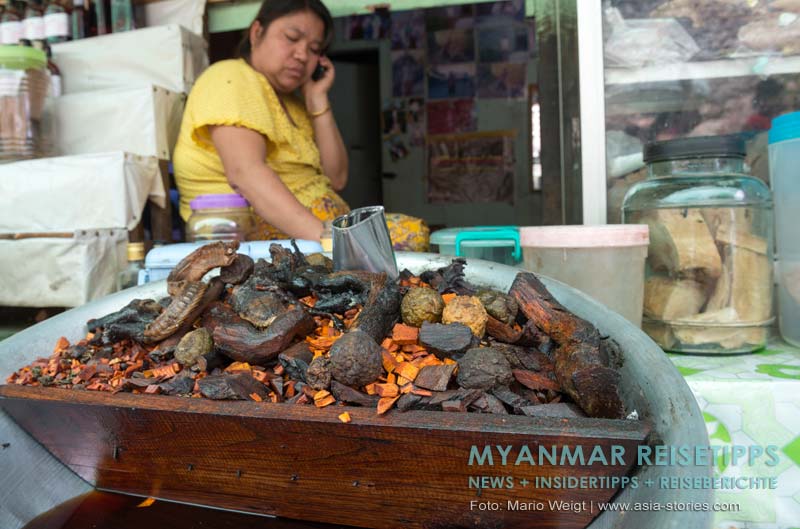 Traditioneller Medizinverkauf am Goldenen Felsen Kyaikhtiyo: Für das westliche Auge eine gewöhnungbedürftige Medizin.