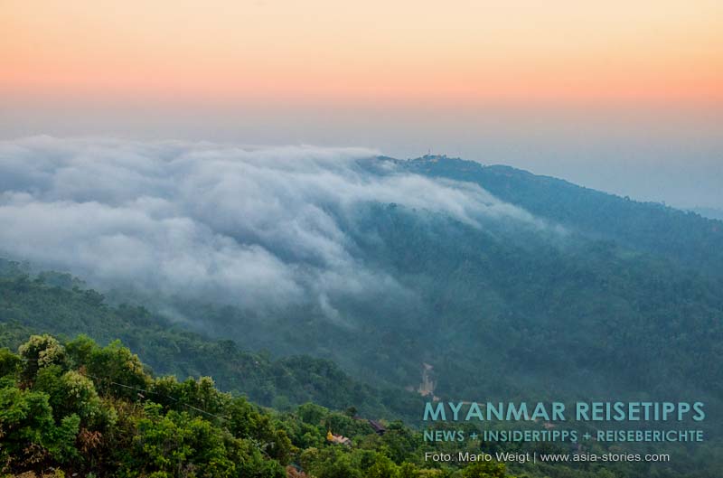 Kurz vor Sonnenaufgang: Aussicht vom Kyaikhto Hotel und zum Goldenen Felsen Kyaikhtiya
