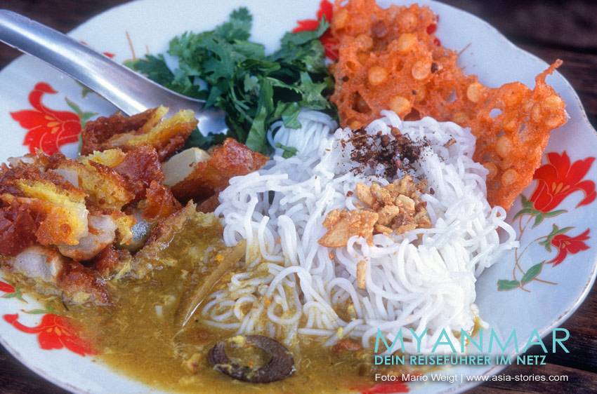 So lecker sieht die traditionelle Nudelsuppe Mohinga aus Myanmar aus.