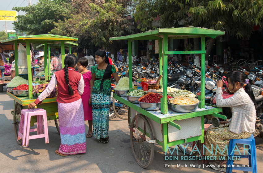 Händlerinnen mit Gemüsesnacks und eingelegtem Obst für Vegetarier und Veganer.