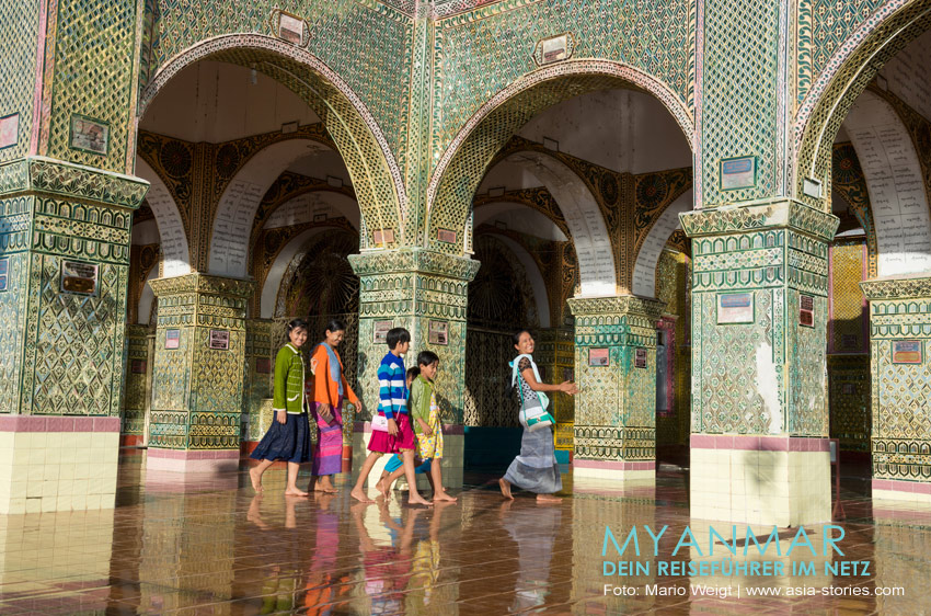 Besucher kurz vor Sonnenuntergang auf dem Mandalay Hill