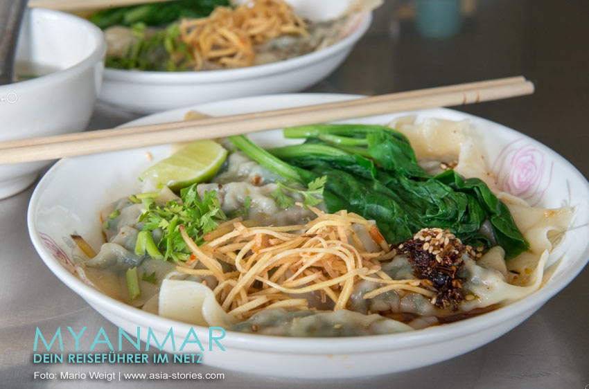 Dumplings und Nudelsuppen im Restaurant The Pyay in Mandalay