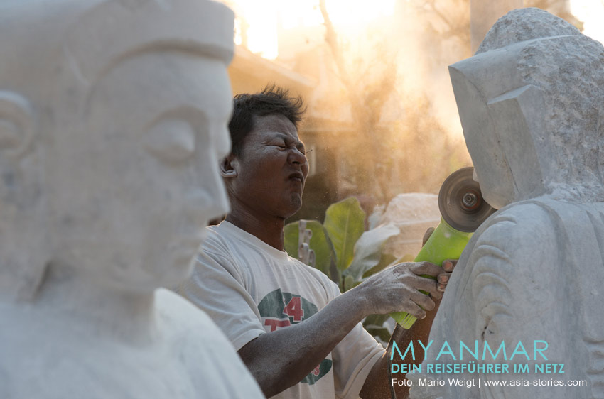 Steinmetz bei der Herstellung einer Buddha-Statue aus Marmor in Mandalay