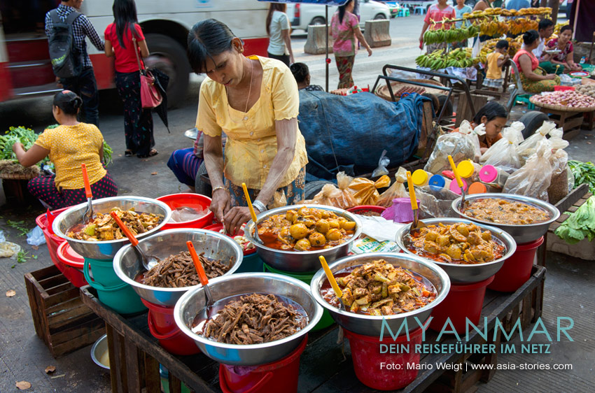 Ein Stand in Yangon mit typischen Currys und anderen Gerichten aus Myanmar