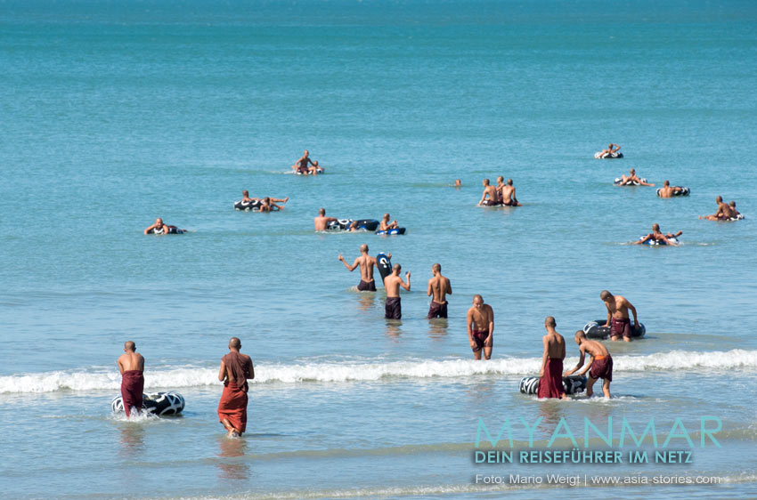 Mönche am Maungmagan Beach auf Dawei Peninsula im Süden von Myanmar