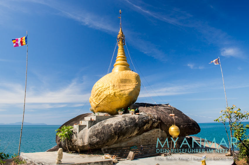 Goldene Pagode am Nordende vom Strand Pa Nyit auf Dawei Peninsula in Myanmar