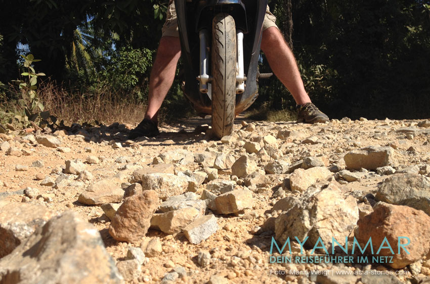 Solche Schotterpisten sind mit dem Motorbike sehr gefährlich. Alle Straßen zu den Stränden auf Dawei Peninsula in Myanmar sind noch nicht asphaltiert.