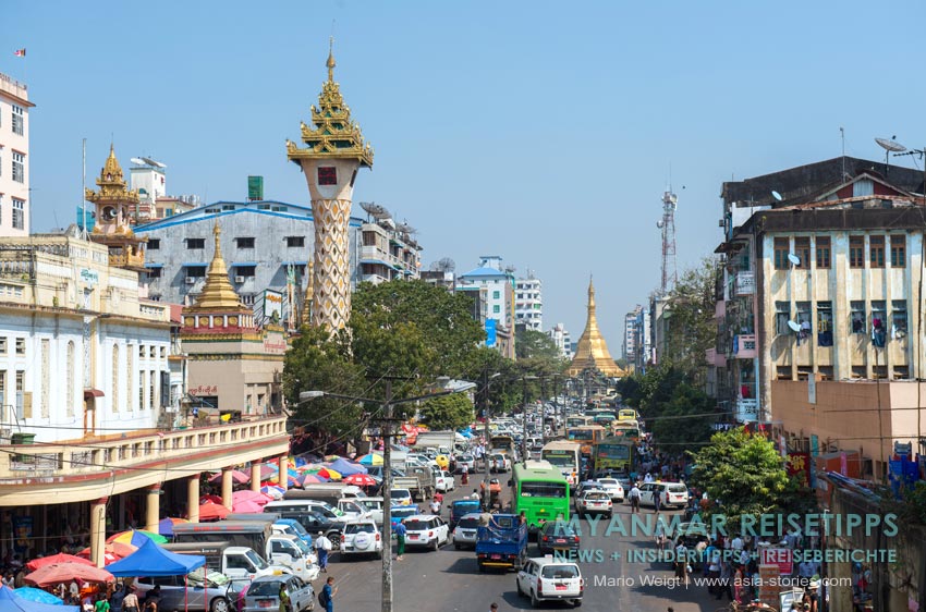 Verkehr am Morgen in der Mahabandoola Road Theingyi-Markt und am Uhrturm