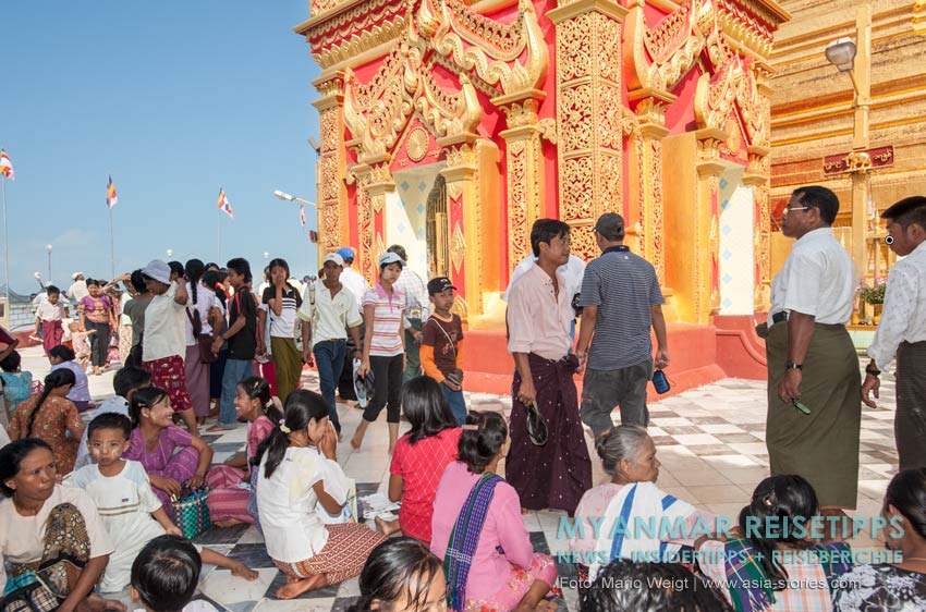 Myanmar Reisetipps | Magwe | Am Vollmondtag zum Lichterfest Thadingyut kommen viele Gläubige in der Pagode Mya Tha Lun zum Beten und Spenden.