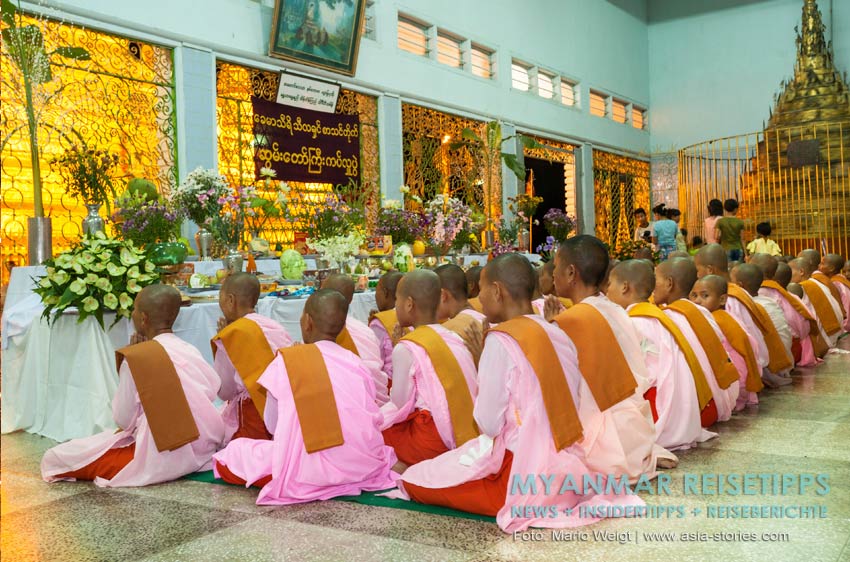 Myanmar Reisetipps | Magwe | Zum Lichterfest Thadingyut kommen Nonnen in die Pagode Mya Tha Lun zum Beten.