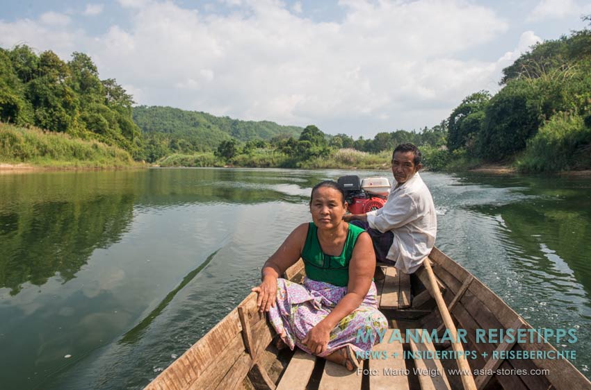 Familie bei einem Ausflug auf dem Ye-Fluss
