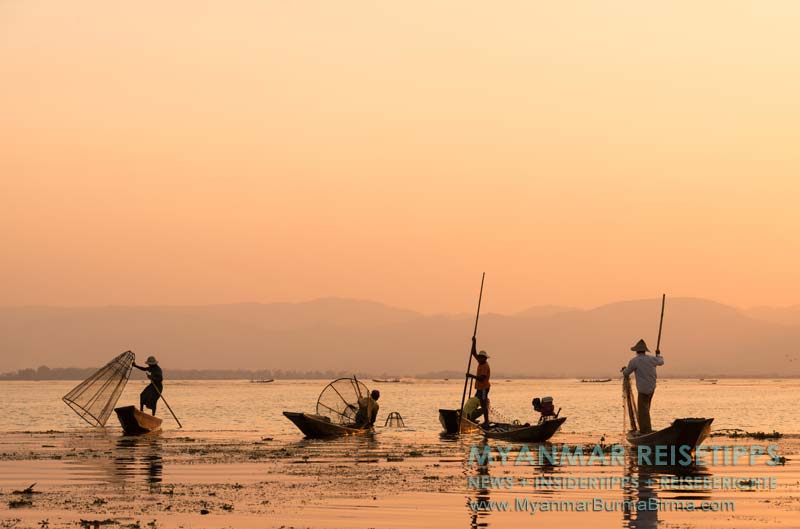 Fischer und Einbeinruderer auf dem Inle-See nach dem Sonnenuntergang