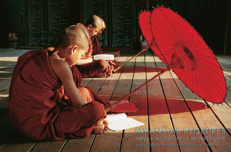 Inle-See: Novizen beim Lernen im Teakholzkloster Shwe Yan Bye in Nyaungswe.