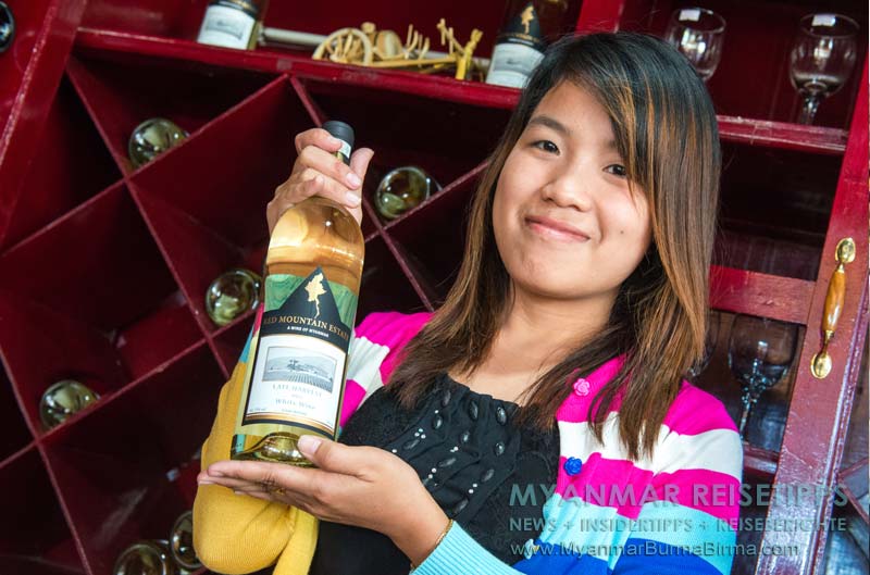 Inle-See:  Mitarbeiterin mit einer Flasche Weißwein im Red Mountain Estate