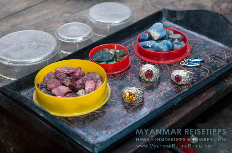 Myanmar: Im U Hla Pe & Family Gold and Silver Workshop werden noch die traditionellen Silberringe der Intha hergestellt.
