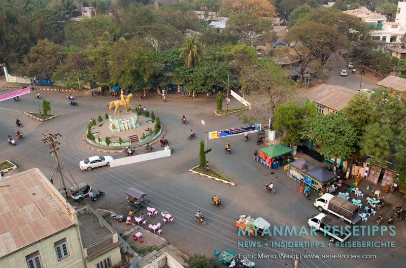 Blick auf den Kreisverkehr von der Dachterrasse vom Hotel Chindwin in Monywa