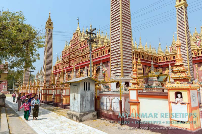 Besucher in der buntverzierter Thanboddhay-Pagode in Monywa