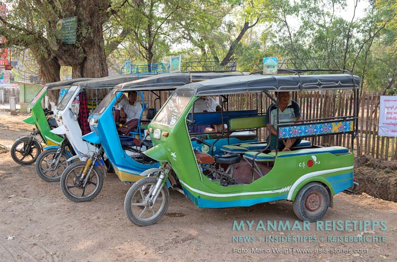 Tuk-Tuk-Fahrer warten auf Kunden in Monywa an einem Taxistand