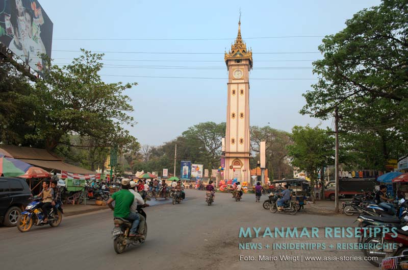 Myanmar: Uhrturm und Kreisverkehr in Monywa