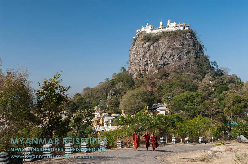 Mönche vor dem Mount Popa Taung Kalat