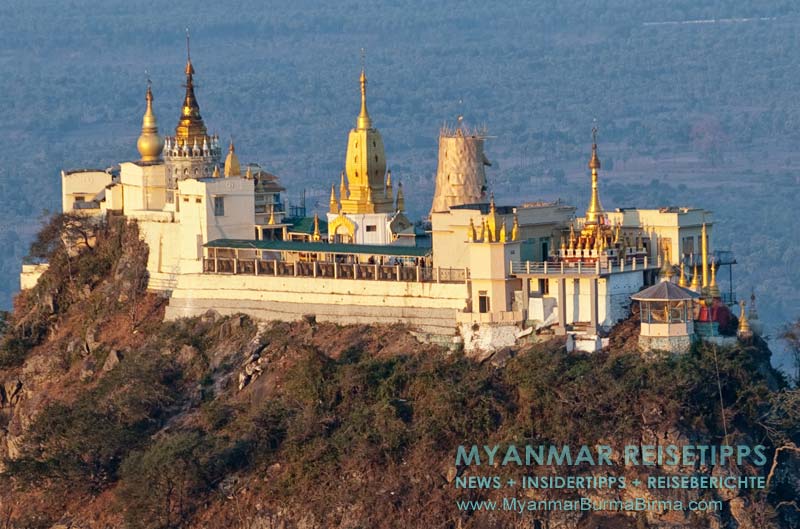 Blick vom Popa Mountain Resort auf den Mount Popa Taung Kalat