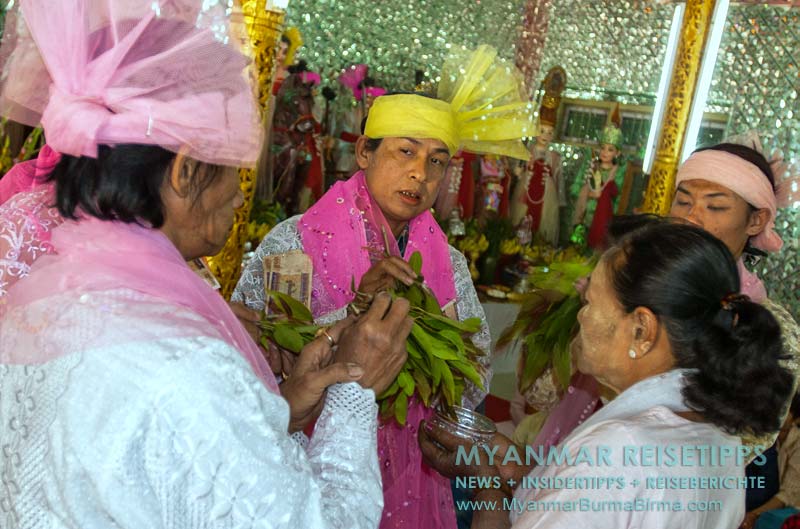 Nat-Zeremonie am Aufgang zum Mount Popa Taung Kalat