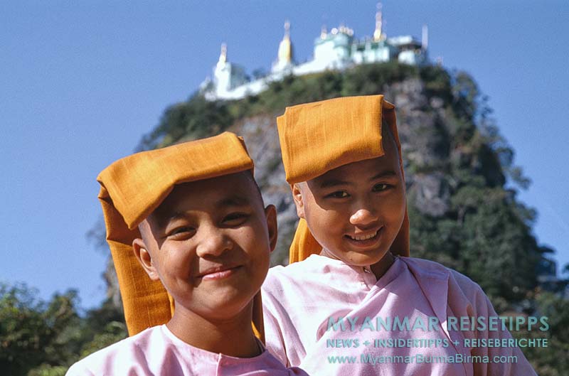 Myanmar Reisetipps | Mount Popa | Nonnen vor dem Mount Popa Taung Kalat