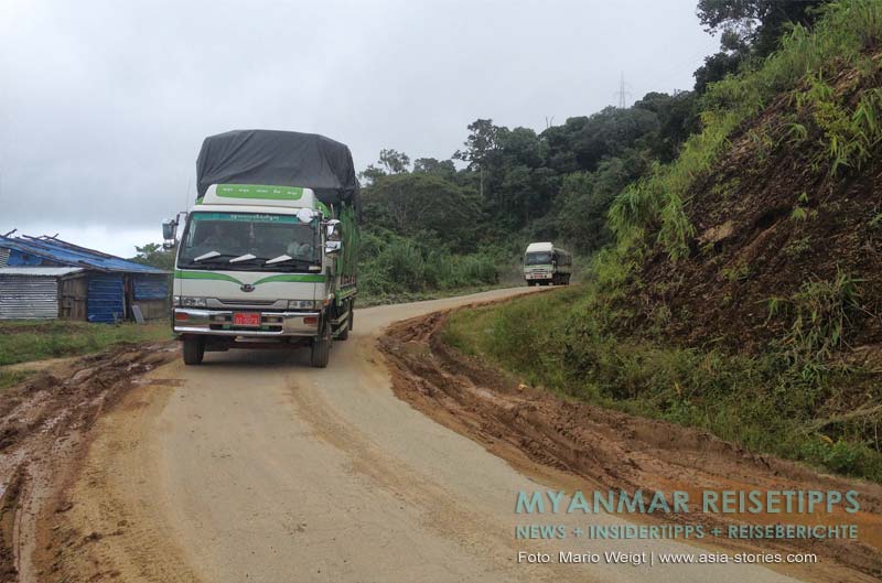 Myanmar Reisetipps | Mrauk U | Fahrt nach Mrauk U: Auf der schmalen Straße musste unser Fahrer oft bei Gegenverkehr anhalten.