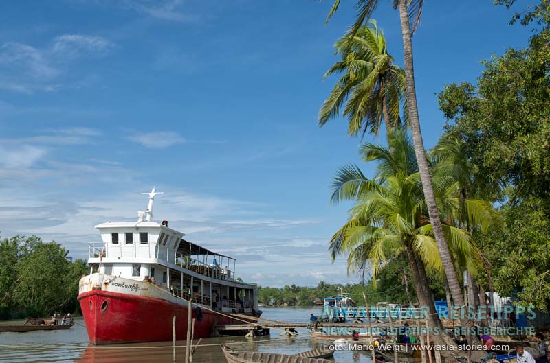 Myanmar Reisetipps | Mrauk U | Boot Aung Kyaw Moe am Pier wird vor der Abfahrt nach Sittwe beladen