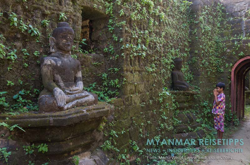 Mrauk U, Kothaung-Tempel: Nach der Regenzeit sehen die Gänge mit den Buddhas besonders schön aus.