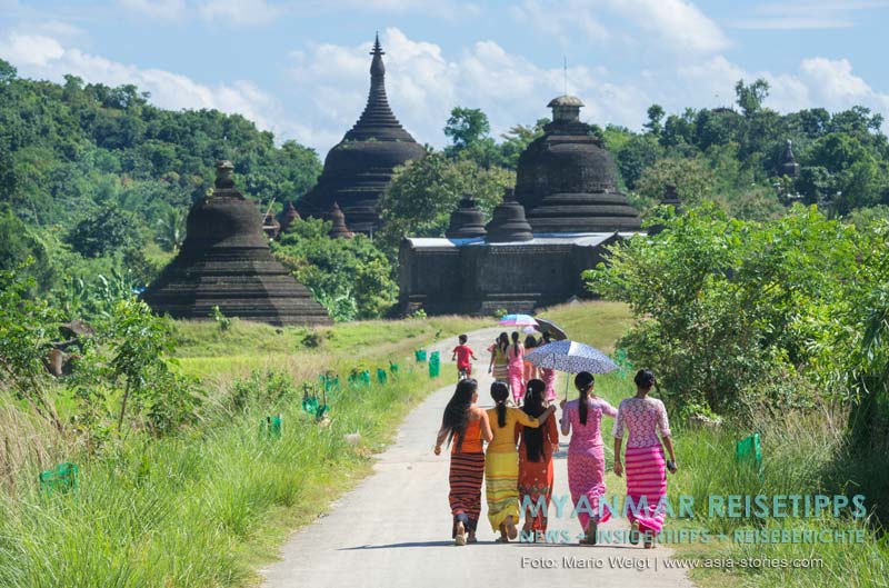 Buntgekleidete Frauen auf dem Weg zum Shitthaung-Tempel in Mrauk U.