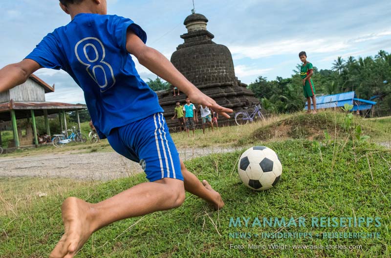 Am Nachmittag spielen die Kids zwischen den Tempeln in Mrauk U Fußball