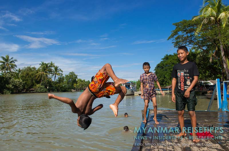 Mrauk U: Kinder beim Baden im Fluss