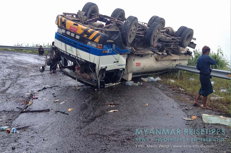 Myanmar Reisetipps | Mrauk U | Unfall auf der rutschigen Straße zwischen Magwe und Mrauk U