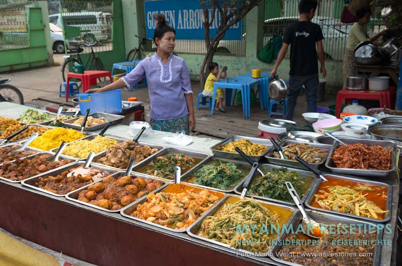 Monywa: Stand mit Essen auf dem Abendmarkt