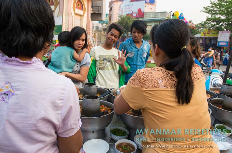 Essensmarkt am Abend in Monywa