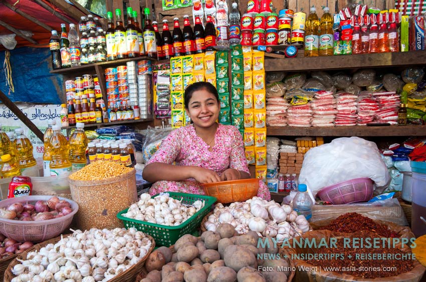 Diese Verkäuferin auf dem Marktstand in Mawlamyaing (Mawlamyine) bietet fast alles was das Herz begehrt.