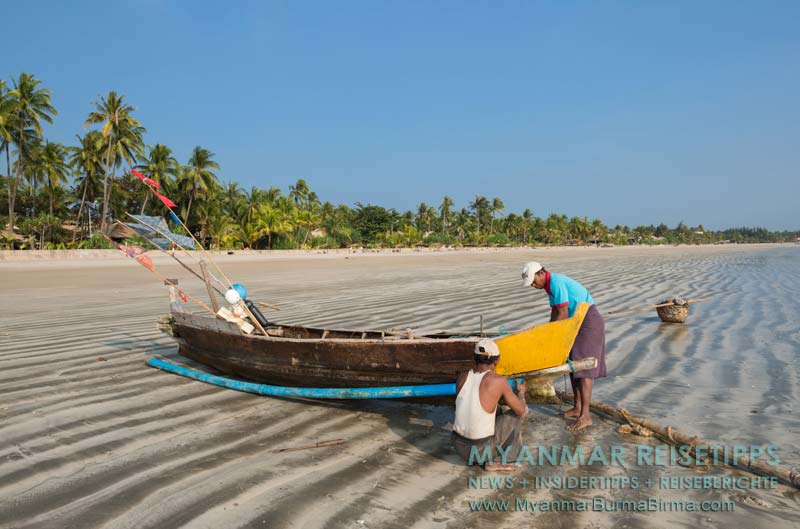Fischer reparieren ihr Boot am Ngwe Saung Beach in Myanmar.