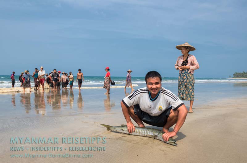 Ngwe Saung Beach: Dieser Fischer zeigt stolz seinen Fang.